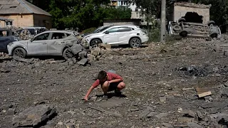 Rusya'nın saldırısının ardından Kiev’de enkaz altında arama çalışmaları sürüyor