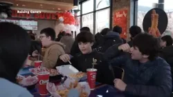Сеть ресторанов Raising Cane's завершила ремонт в своей штаб-квартире в Плано.