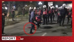 Efektivi i policisë s’duron kur sheh flamurin kombëtar në tokë, gjesti i tij tërheq vëmendjen