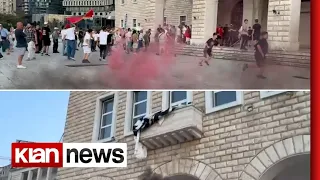 Ç'po ndodh? Protestuesit 'turren' drejt Politeknikut, vendoset banderola gjigante