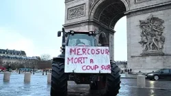 Agricultores franceses protestan contra el acuerdo entre la UE y Mercosur con tractores en París Agricultores franceses protestan contra el acuerdo entre la UE y Mercosur con tractores en París