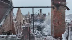 Падающие кирпичи из сгоревшего здания церкви Святой Анны вызывают опасения по поводу безопасности.