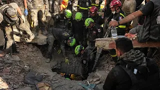 Venezuela: rescuers in a race against time to save survivors