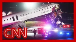 Аэропорт ЛаГуардия закрыт после столкновения самолетов, в результате которого погибли 2 человека.