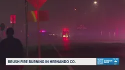 Пожарно-спасательная служба округа Эрнандо продолжает бороться с лесным пожаром, который вынудил ...