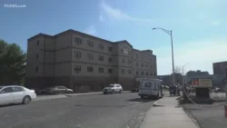 Полиция сообщает, что в Уотербери 80-летняя женщина была зарезана своим сыном. Полиция сообщает, что в Уотербери 80-летняя женщина была зарезана своим сыном.