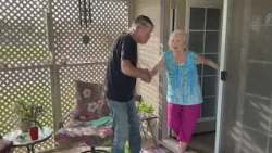 Ветеран из долины, которому 80 лет, работает водителем в службе такси, чтобы оплатить растущие ме... Ветеран из долины, которому 80 лет, работает водителем в службе такси, чтобы оплатить растущие ме...