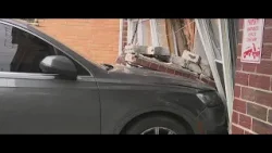 В Бруклине эвакуировали жильцов дома после того, как внедорожник врезался в квартиру. В Бруклине эвакуировали жильцов дома после того, как внедорожник врезался в квартиру.