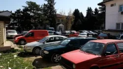 Sheshi pranë Sahat Kullës i stërngarkuar me vetura Sheshi pranë Sahat Kullës i stërngarkuar me vetura