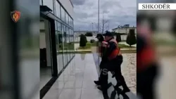 Tunel dr*ge në mes të Shkodrës! Bunker kan*bisi me 254 pajisje elektrike,arrestohen tre persona e... Tunel dr*ge në mes të Shkodrës! Bunker kan*bisi me 254 pajisje elektrike,arrestohen tre persona e...