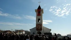 Qytetarë të shumtë morën pjesë në shugurimin e kishës në Janosh Qytetarë të shumtë morën pjesë në shugurimin e kishës në Janosh