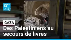 Gaza : des Palestiniens bénévoles tentent de sauver les livres d'une bibliothèque historique Gaza : des Palestiniens bénévoles tentent de sauver les livres d'une bibliothèque historique